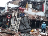 Huế: Tiệm bánh 2 tầng đổ sập trong đêm, 2 người thoát chết