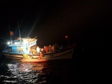 Cứu nạn thành công 8 thuyền viên và tàu cá bị trôi dạt trên biển