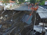 Hố tử thần rộng 30m xuất hiện giữa đường phố Indonesia