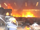 Cháy lớn tại xưởng gỗ rộng hàng nghìn m2 ở Bình Dương