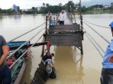 4 người cùng xe máy rớt xuống sông khi cầu gãy ở Nha Trang
