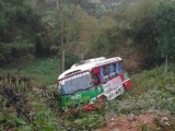 Nghệ An: Xe buýt lao xuống vực sau va chạm với xe tải 