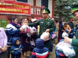 Đồn Biên phòng Cù Bai tặng 400 chiếc áo ấm cho Trường MN Hướng Việt và Hướng Lập