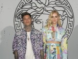 Vợ chồng “đệ nhất fashionista” Chiara Ferragni và Fedez nổi bật trên hàng ghế đầu show Versace