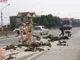 CSGT Hà Tĩnh vào “vai” công nhân vệ sinh môi trường dọn dẹp đống đất bùn rơi vãi