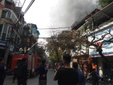 Hà Nội: Đốt vàng mã, căn nhà trên phố cổ bốc cháy dữ dội