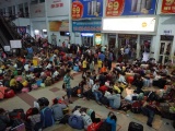 Hàng nghìn người vật vã nằm chờ tàu ở ga Sài Gòn