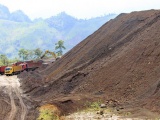 Các doanh nghiệp làm thủ tục xuất trên 40.000 tấn quặng qua Cửa khẩu Lào Cai