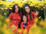 Trịnh Kim Chi cùng hai con gái dạo phố xuân