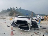 Tông gờ chắn, xe Mazda 6 lật ngửa trên cao tốc Nội Bài - Lào Cai