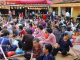 Hà Nội: Người dân 'chờ trực' làm lễ cầu an tại chùa Phúc Khánh 