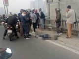 Va chạm xe máy và xe buýt trên cầu Nhật Tân, một người tử vong