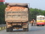 Clip xe quá tải 'tung tăng' trên đường ở Hương Khê