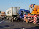 3 xe container tông liên hoàn trên cao tốc TP.HCM - Trung Lương, 1 người thiệt mạng