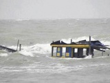 Quảng Ngãi: Lật ghe trên biển, 2 vợ chồng ngư dân tử vong