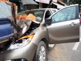 Tai nạn hi hữu: Dừng xe sát lề đường vẫn bị ô tô húc văng