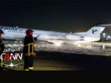 Máy bay chở 100 người của Iran bốc cháy, mài bụng trên đường băng