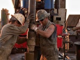 Giá dầu lập đỉnh mới do lượng tồn kho của Mỹ giảm mạnh