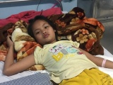 Bé gái ung thư mong được chữa khỏi bệnh để quay lại trường học