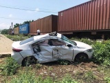 Quảng Nam: Tàu hỏa hất văng ô tô 4 chỗ, 3 người bị thương nặng