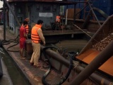 Bắt quả tang 5 tàu khai thác cát hàng trăm tấn trên sông Hồng