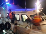 Nghệ An: Cứu sống 7 người bị lật xuồng trên biển Cửa Lò