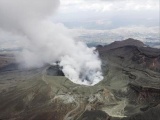 Núi lửa Aso ở Nhật Bản 'thức giấc' với cột khói bụi cao 1.600 m