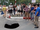 Hà Nội: Bất ngờ xuất hiện hố 'tử thần' sâu gần 2m trên đường Trần Đại Nghĩa