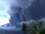 Núi lửa phun trào dữ dội ở Indonesia, cột tro bụi cao đến 2km