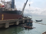 Hà Tĩnh: Trục vớt 2 tàu cá của ngư dân bị sóng biển đánh chìm