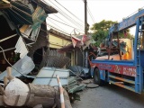 Nam Định: Xe container mất lái tông sập 4 nhà dân