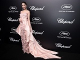 Dàn mỹ nhân xinh đẹp “nghẹt thở” với váy áo Versace trên thảm đỏ LHP quốc tế Cannes