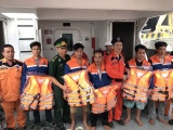 Ứng cứu thành công 5 ngư dân Thanh Hóa bị nạn trên khu vực đường phân định Vịnh Bắc Bộ