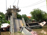 Sập cầu ở Đồng Tháp, xe tải và xe ba gác rơi xuống sông