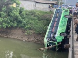 Xe khách lao xuống sông ở Thanh Hóa: Ít nhất 2 người thiệt mạng, nhiều người nhập viện