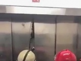 TP.HCM: Phá cửa thang máy giải cứu 21 người mắc kẹt