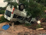 Bình Thuận: Phá cửa xe cứu 2 người mắc kẹt trong ôtô lật ngửa