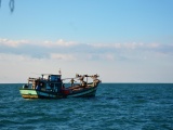 Cà Mau: Hai ngư dân bị dây kéo lưới gạt rơi xuống biển