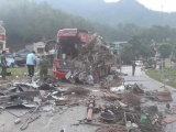 Xe tải tông xe khách giường nằm ở Hòa Bình, hàng chục người chết và bị thương
