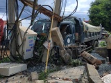Đắk Lắk: Xe tải gây tai nạn liên hoàn khiến 2 người thương vong, 600 hộ dân mất điện