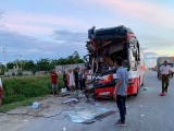 Nghệ An: Xe du lịch tông đuôi xe container, 3 người thương vong