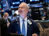 Dow Jones lần đầu vượt 27.000 điểm, S&P 500 lập kỷ lục mới