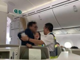 Khách hạng thương gia bị “tố” sàm sỡ nữ hành khách trên máy bay