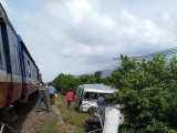 Bình Thuận: Tàu hỏa húc ô tô 16 chỗ, 3 người tử vong