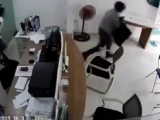 TP. HCM: Truy bắt kẻ dùng dao cướp tiền nhân viên một phòng giao dịch