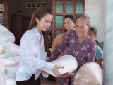 Hoa hậu Huỳnh Vy mang gạo tặng các cụ già nhân mùa Vu Lan báo hiếu