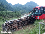 Hòa Bình: Xe khách tông xe tải, 14 người thương vong