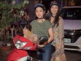 Hồng Đào và Hà Thanh Xuân lái xe máy nửa đêm phát áo mưa và quàTrung thu cho người vô gia cư Sài Gòn