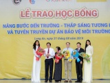 Hoa hậu H’hen Niê và Á hậu Hoàng Thùy diện áo dài trắng trao học bổng cho học sinh Long An