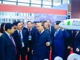 Thủ tướng tham quan trưng bày các sản phẩm tiêu biểu của doanh nghiệp Việt